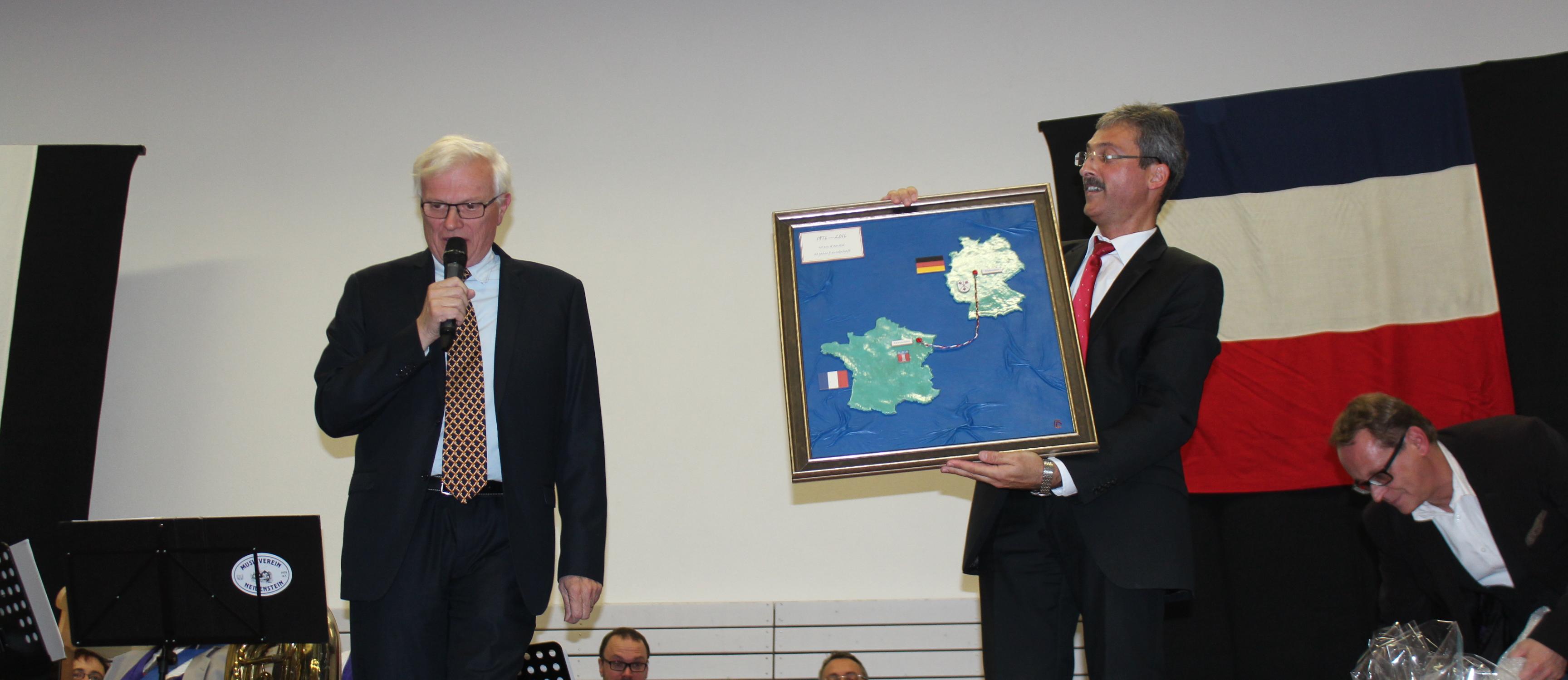  Übergabe Geschenk von Bürgermeister Paul Wittmann aus Vaucouleurs an Bürgermeister Frank Gobernatz bei der Jumelage 40 Jahre Neidenstein - das Bild wird mit Klick vergrößert 