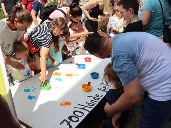 Festsonntag - Handabrücke der Besucher auf eine Erinnerungstafel der Kindertagesstätte Biberburg und der Kinderkrippe Rappelkiste 