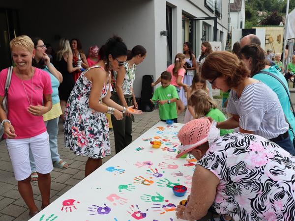 Festsonntag - Handabrücke der Besucher auf eine Erinnerungstafel der Kindertagesstätte Biberburg und der Kinderkrippe Rappelkiste