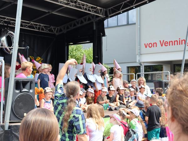 Festsonntag - Bühnenauftritt der Kindertagesstätte Biberburg